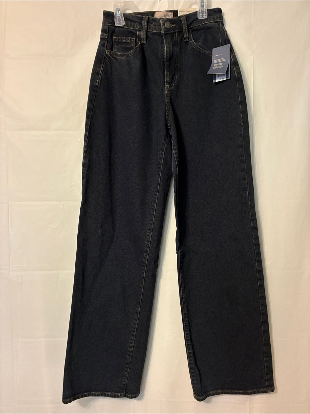 Universal Thread Straight-Leg Black Womens Jeans. 99% cotton 1% spandex